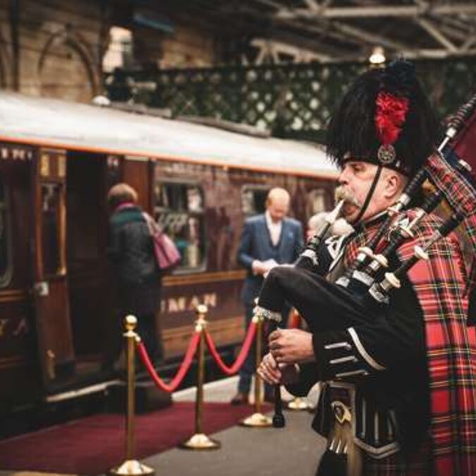 Dudelsackspieler vor dem Royal Scotsman | © Belmond l Martin Scott Powell Dudelsackspieler vor dem Royal Scotsman | © Belmond l Martin Scott Powell